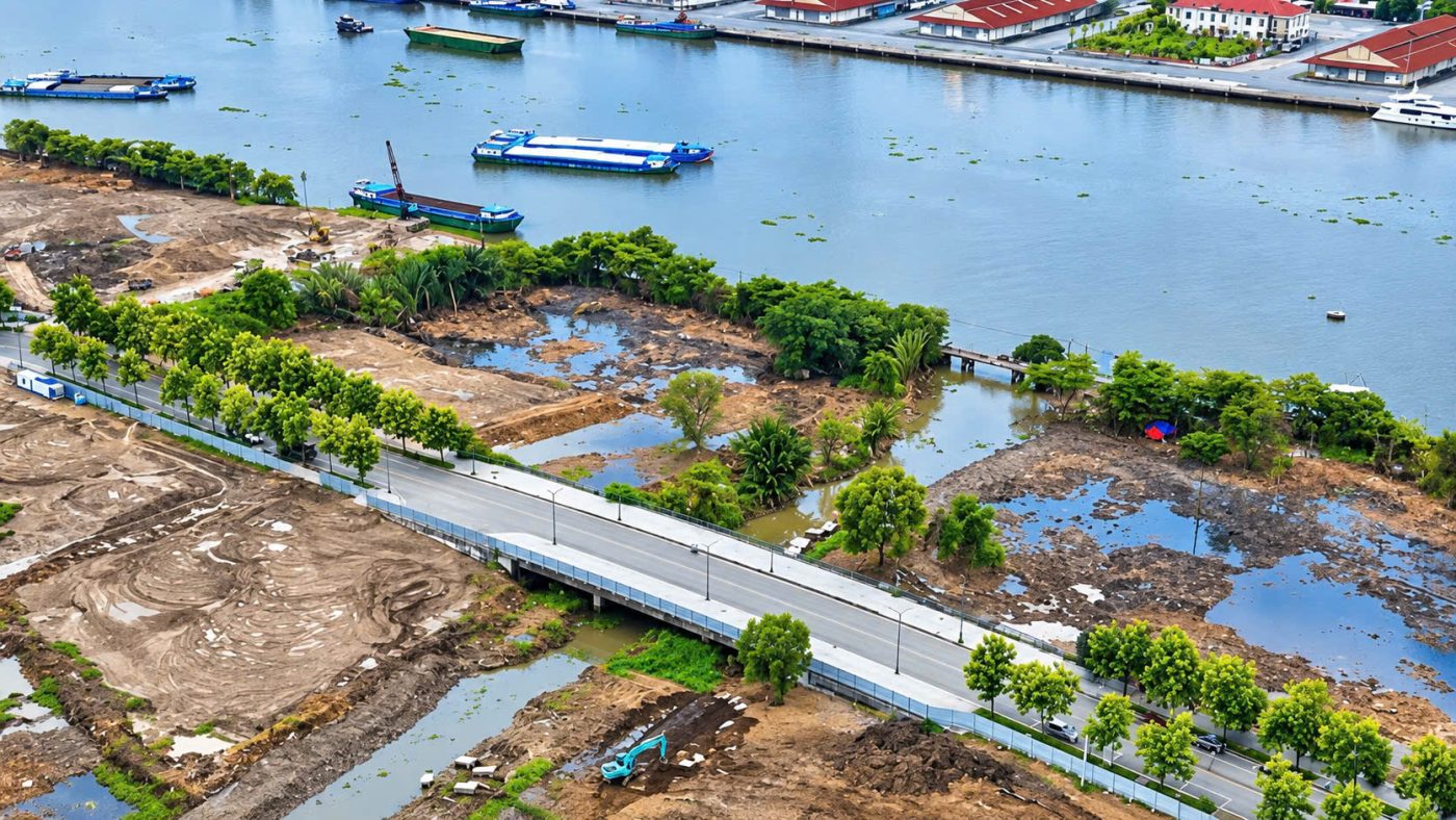 Hình ảnh thực tế tiến độ Sun Thủ Thiêm tháng 09/2026 đang san lấp mặt bằng